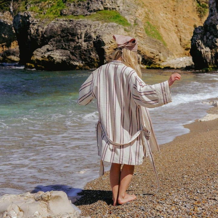 Peri Kimono Akdeniz'in kızgın güneşinde olgunlaşan bir meyveden, bereketli topraklarımızdan ve çocukluk anılarımızdan ilham aldık. Ürünlerimiz el dokuması olup, %100 pamuktan üretilmiştir. Neden el dokuması? Peştemallerimiz, ahşap ve kara tezgah olmak üze
