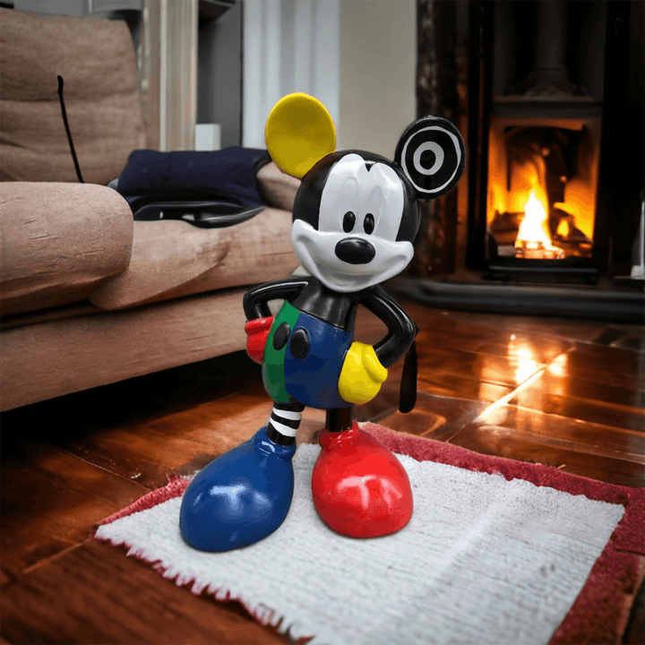 Pop Art Mickey 2 Mickey Mouse, Walt Disney tarafından yaratılmış bir çizgi film karakteridir. İlk olarak 1928'de "Steamboat Willie" adlı çizgi filminde görülmüştür ve o zamandan beri birçok Disney yapımında yer almıştır. Mickey, büyük siyah kulakları, bey