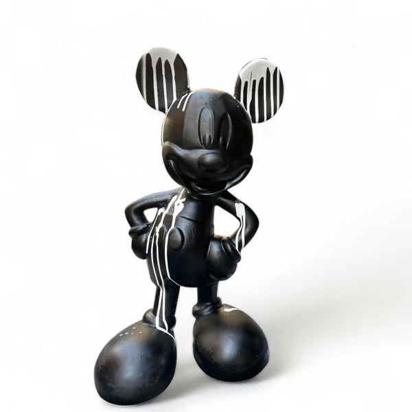 Desen Mickey Mickey Mouse, Walt Disney tarafından yaratılmış bir çizgi film karakteridir. İlk olarak 1928'de "Steamboat Willie" adlı çizgi filminde görülmüştür ve o zamandan beri birçok Disney yapımında yer almıştır. Mickey, büyük siyah kulakları, beyaz e