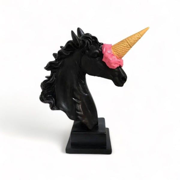Unicorn Horse Ice Cream Black Tasarım Hikayesi: Tek boynuzlu at, alnından çıkıntı yapan tek bir büyük, sivri, spiral boynuzlu bir canavar olarak antik çağlardan beri tarif edilen efsanevi bir yaratıktır. Bu parça, ikonik bir dondurmayla antik çağa moderni