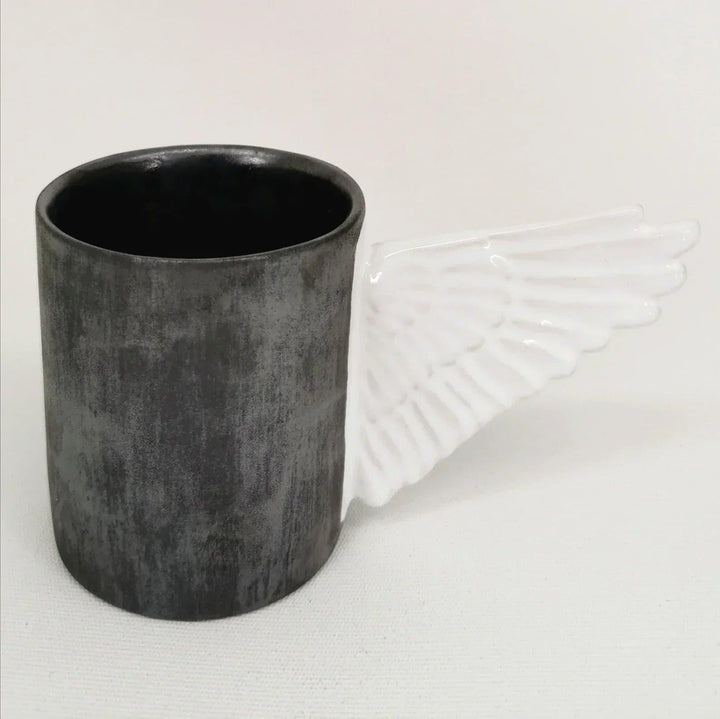 Angel Wings Türk Kahvesi Fincanı Bu tatlı melek kanatları kahve fincanı ile Türk kahvesi, espresso ve çay içebilirsiniz. Demitasse bardak ve tabaklar tamamen el yapımıdır. Kahve aşığı arkadaşınıza kahve aşığı hediyesi olarak alabiliriz.Malzeme: Stoneware