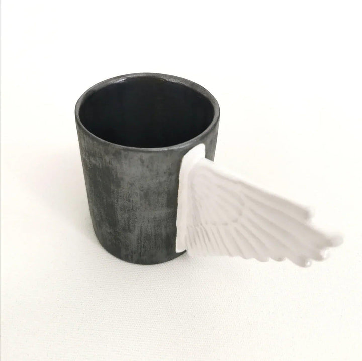 Angel Wings Türk Kahvesi Fincanı Bu tatlı melek kanatları kahve fincanı ile Türk kahvesi, espresso ve çay içebilirsiniz. Demitasse bardak ve tabaklar tamamen el yapımıdır. Kahve aşığı arkadaşınıza kahve aşığı hediyesi olarak alabiliriz.Malzeme: Stoneware