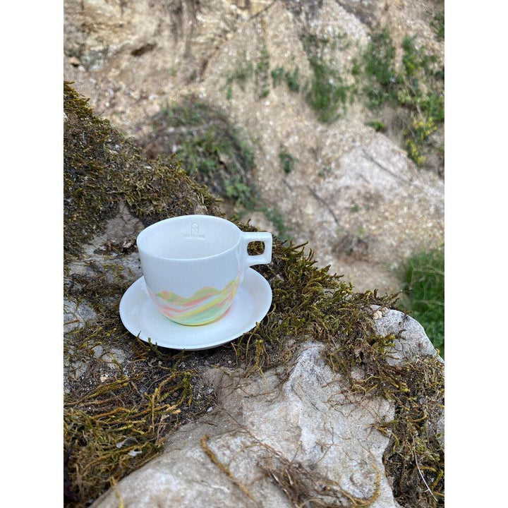 AURA Serisi LILY Türk Kahvesi Takımı * Ürünler porselen çamurundan üretilmektedir. * %100 el yapımıdır. * Ürünün iç yüzeyi ve dış yüzeyi tamamen parlaktır. * Boyutlar: ağız çapı 6 cm taban çapı 3 cm yükseklik 5,5 cm / 85 ml. * Ürün gıdaya uygundur ve bula