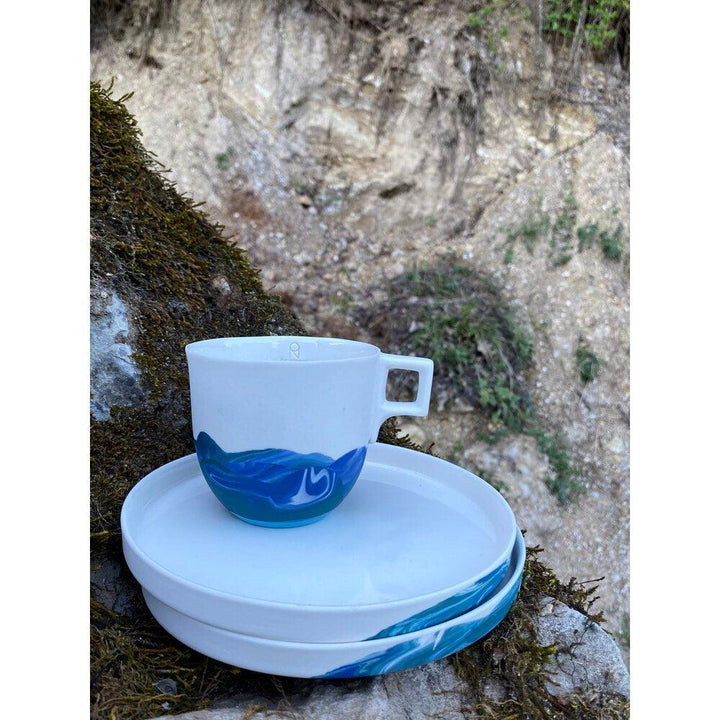 AURA Serisi Ocean fincan * Ürünler porselen çamurundan üretilmektedir. * %100 el yapımıdır. * Ürünün iç yüzeyi ve dış yüzeyi tamamen parlaktır. * Boyutlar: ağız çapı 8 cm taban çapı 4 cm yükseklik 7 cm / 250 ml. * Ürün gıdaya uygundur ve bulaşık makinasın