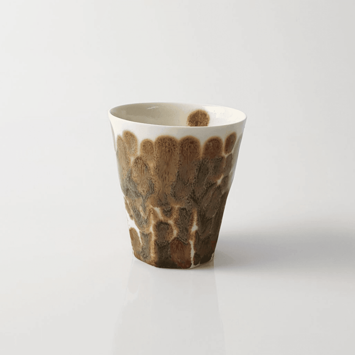 “Coffee Beans” Espresso XL El yapımı bardak “Fransız Limoges” porseleninden 1250 derecede pişirilerek üretilmektedir. Kahve içmek, su içmek veya şarap içmek gibi keyifli aktivitelerde kullanılmak için sevgiyle üretildi. Bulaşık makinesinde yıkanabilir. Gı
