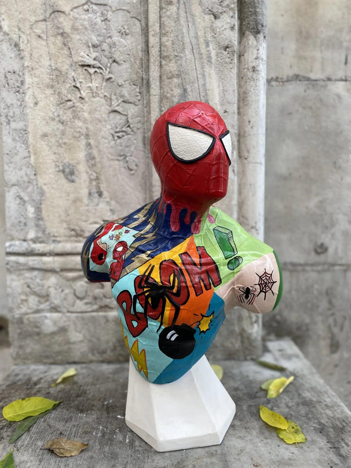 Design Pop Art Spiderman Tasarım Hikayesi: Spider-Man, çizgi roman karakteri olarak ilk kez 1962 yılında Marvel Comics tarafından yaratılmıştır. Yaratıcıları Stan Lee ve Steve Ditko'dur. Spider-Man, gerçek adı Peter Parker olan bir lise öğrencisidir. Bir