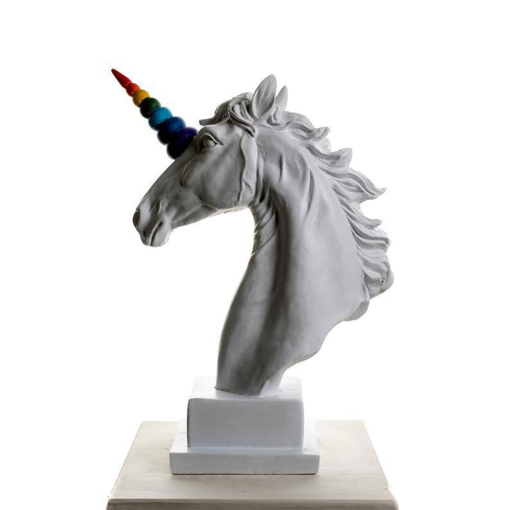 Design Unicorn Horse Color Tasarım Hikayesi: Tek boynuzlu at, alnından çıkıntı yapan tek bir büyük, sivri, spiral boynuzlu bir canavar olarak antik çağlardan beri tarif edilen efsanevi bir yaratıktır. Bu parça, ikonik bir gökkuşağıyla antik çağa modernist