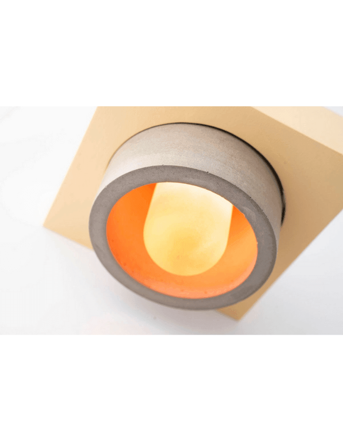 Donut - Renkli Beton Masa Lambası Donut; Tatlı ve kalorili aydınlatma modeli. Beton kullanılarak üretilen bu ürün %100 el işçiliği ile boyanarak tamamlanmıştır. Bulunduğu ortama loş bir aydınlatma sağlayan dekoratif masaüstü aydınlatma modelimizdir. Mekan
