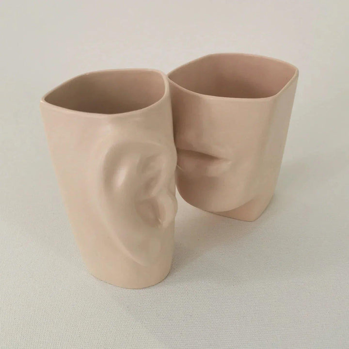 Estetik Fısıltı Kahve Kupa 2'li Set Estetik fısıltı kahve kupası, en yakın arkadaşınızla yapacağınız keyifli sohbetlerde size eşlik edecek. Tamamen el yapımı olan bu kupayı dilerseniz odyometrist sevdiklerinize Odyoloji hediyesi olarak alabilirsiniz. Aynı