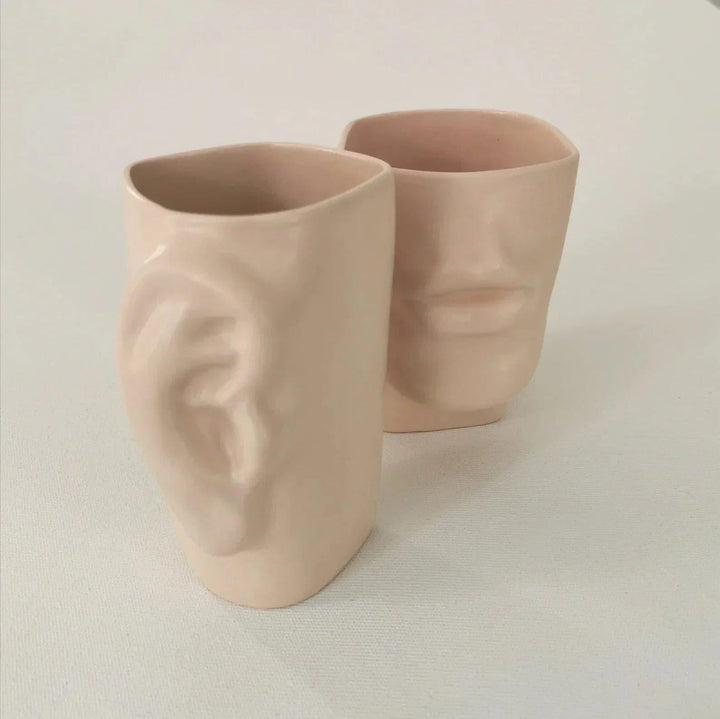 Estetik Fısıltı Kahve Kupa 2'li Set Estetik fısıltı kahve kupası, en yakın arkadaşınızla yapacağınız keyifli sohbetlerde size eşlik edecek. Tamamen el yapımı olan bu kupayı dilerseniz odyometrist sevdiklerinize Odyoloji hediyesi olarak alabilirsiniz. Aynı