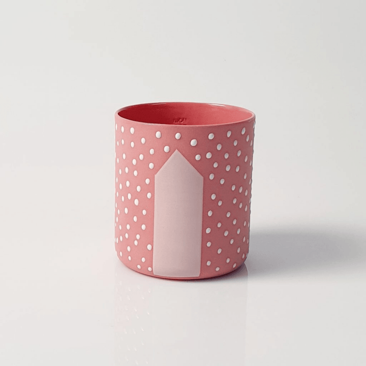 “Home”Winter on Pink Maxi El yapımı bardak “Fransız Limoges” porseleninden 1250 derecede pişirilerek üretilmektedir. Kahve içmek, su içmek veya şarap içmek gibi keyifli aktivitelerde kullanılmak için sevgiyle üretildi. Bulaşık makinesinde yıkanabilir. Gıd