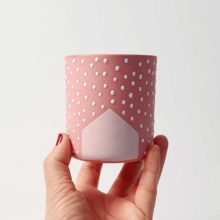 “Home”Winter on Pink Maxi El yapımı bardak “Fransız Limoges” porseleninden 1250 derecede pişirilerek üretilmektedir. Kahve içmek, su içmek veya şarap içmek gibi keyifli aktivitelerde kullanılmak için sevgiyle üretildi. Bulaşık makinesinde yıkanabilir. Gıd