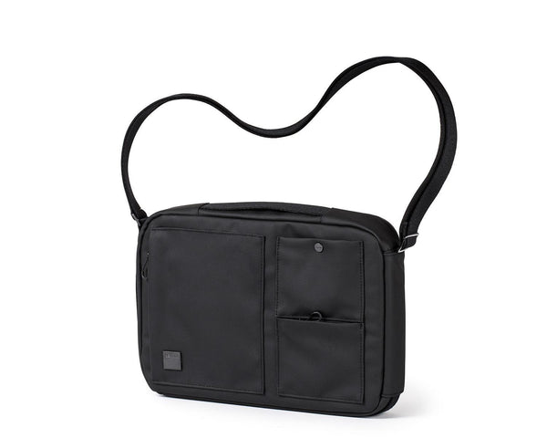 Lexon Marta Çanta 15” Açıklama Hem sırt çantası hem de omuz çantası olarak kullanılabilen su geçirmez, bilgisayar bölmeli ve bol cepli Lexon Marta sayesinde kişisel eşyalarınızı kolayca taşıyabilirsiniz. Çift kullanımlı çanta: omuz çantası / sırt çantasıÇ