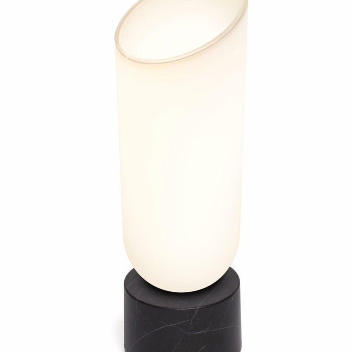 Lexon Miami Ayarlanabilir Led Lamba Siyah Mermer Ürün Açıklaması: Miami Light, her yere yanınızda götürebileceğiniz portatif bir LED lambadır. Kablosuz, 6 saat pil ömrüne sahiptir ve pili şarj edilebilir. Modaya uygun ve zarif stiliyle Miami Light, iç mek