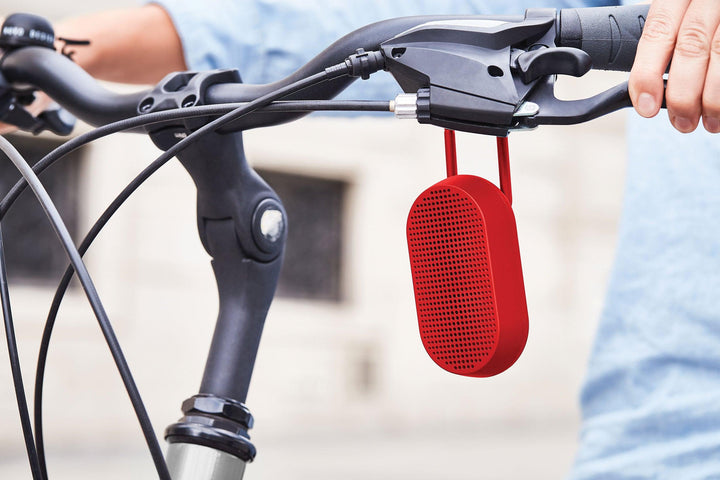 Lexon Mino T Hoparlör Kırmızı Açıklama Bu hoparlör, sırt çantanıza, bisikletinize ve hatta kıyafetlerinize kolayca takmanızı sağlayan entegre kancası sayesinde tüm maceralarınızda size eşlik etmek üzere tasarlanmıştır.Mino T, nerede olursanız olun her koş