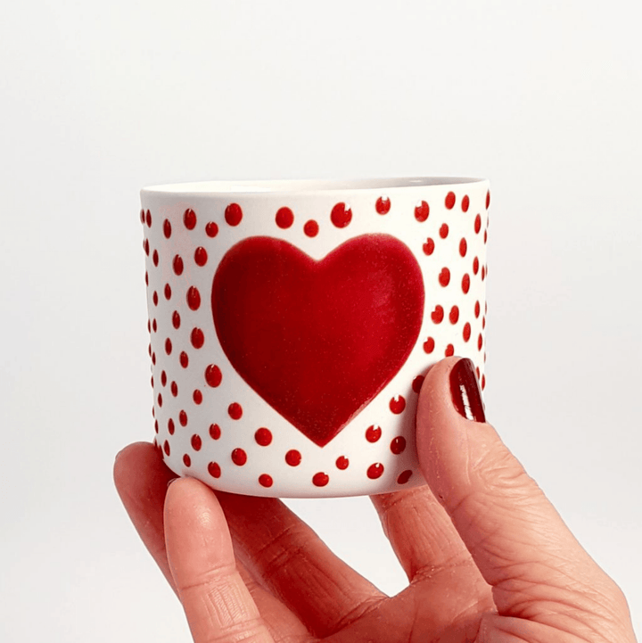 “Love”Midi El yapımı bardak “Fransız Limoges” porseleninden 1250 derecede pişirilerek üretilmektedir. Kahve içmek, su içmek veya şarap içmek gibi keyifli aktivitelerde kullanılmak için sevgiyle üretildi. Bulaşık makinesinde yıkanabilir. Gıdayla ve içecekl