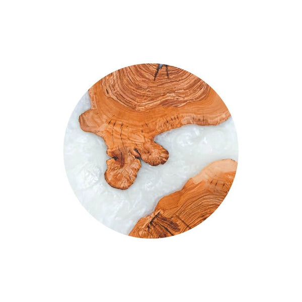 LYDIA Lydia kek standı; zeytin ağacı ve epoksi kullanılarak, tamamen el işçiliğiyle yüksek kalitede üretilmiştir. Ürün çapı 30 cm’dir. 9 cm yüksek ahşap ayak ile gönderilecektir. Kullanılan epoksi gıda temasına uygunluk sertifikasına sahiptir ve ürün tama
