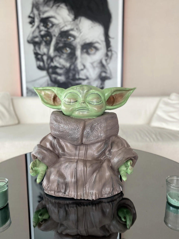 Meditation Yoda Tasarım Hikayesi: Yoda, Star Wars evreninde yer alan ve Jedi'ların öğretmenlerinden biri olarak tanınan bir karakterdir. Yeşil teni ve uzun kulaklarıyla tanınan Yoda, güçlü bir ışın kılıcı kullanıcısı ve zeki bir stratejisttir. Jedi eğitme