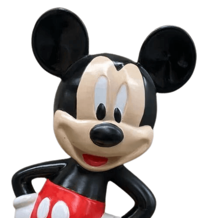 Mickey Mouse Original Mickey Mouse, Walt Disney tarafından yaratılmış bir çizgi film karakteridir. İlk olarak 1928'de "Steamboat Willie" adlı çizgi filminde görülmüştür ve o zamandan beri birçok Disney yapımında yer almıştır. Mickey, büyük siyah kulakları