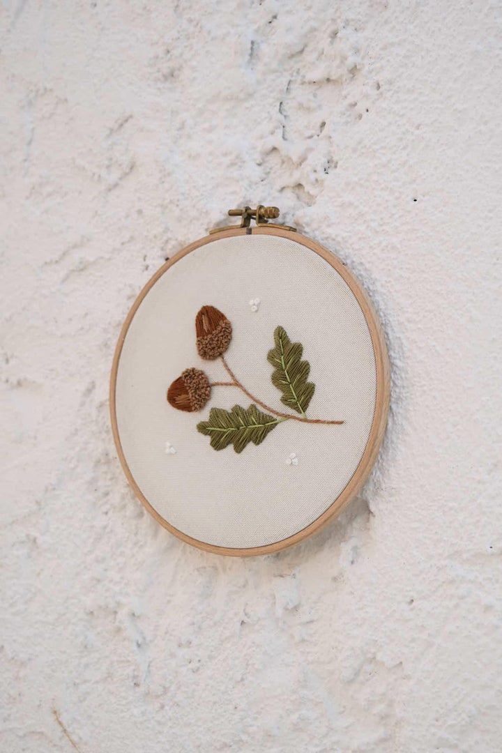 Embroidery – Acorn Embroidery(El Nakışı Pano) Hakkında: Bitki bakımında iyi olmayanlar için evi yeşillendirmenin yolu bulundu! Her bir çizgisi elde işlenen, ahşap kasnak ve pirinç asma aparatlı el nakışı tabloları, ister duvar dekorasyonunuzda isterseniz