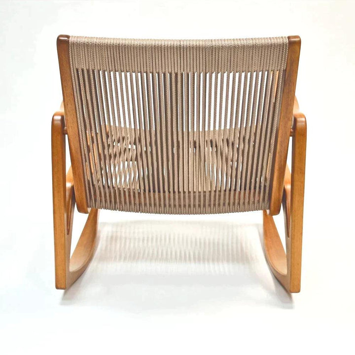 Outdoor The Rock Rocking Chair Goods İstanbul'un tasarımları yaşam alanlarınıza tasarım ve konforu bir arada getiriyor. Malzeme: İROKO dış mekan ahşap, bej ip ile Boyutlar: 71 cm genişlik x 76 cm derinlik ,yükseklik 72 cm, oturum yüksekliği 39 cm Teslimat