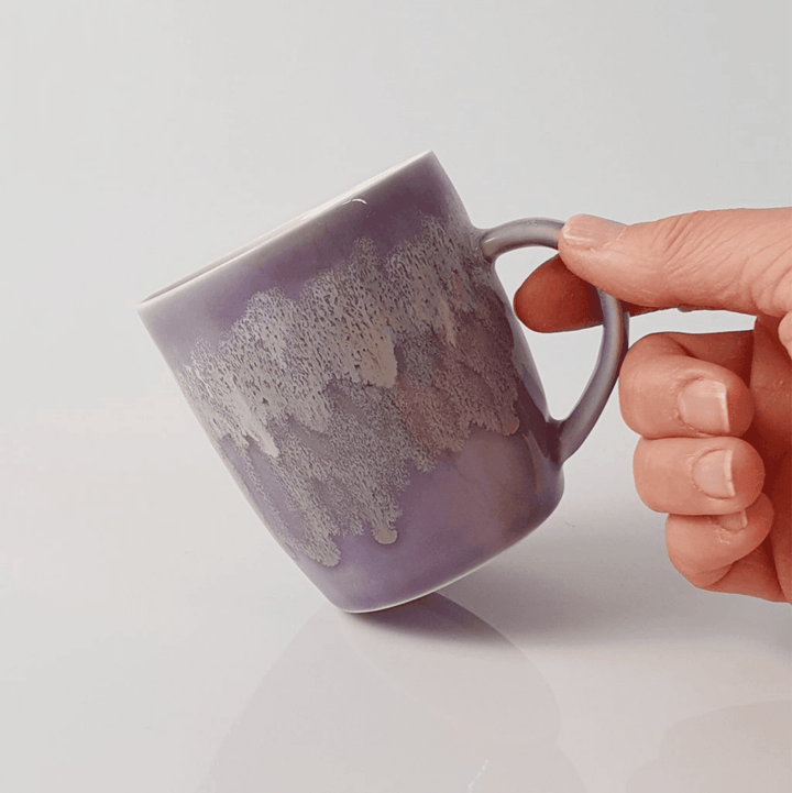 “Pastoral”Mug Lilac El yapımı fincan “Fransız Limoges” porseleninden 1250 derecede pişirilerek üretilmektedir. Kahve içmek, çay içmek gibi keyifli aktivitelerde kullanılmak için sevgiyle üretildi. Bulaşık makinesinde yıkanabilir. Gıdayla ve içeceklerle te