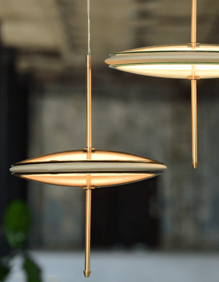 Planet Unknown Pendant Teknik Bilgiler: Switch on cable Custom made strip led with Samsung chip 24V 18W 2700K Driver: Meanwell CV - Constant Voltage 100~240V 1A Taban: Leather Finish Aluminum/Painted Aluminum/Anodized Aluminum Gövde: Alüminyum Cam: Extra