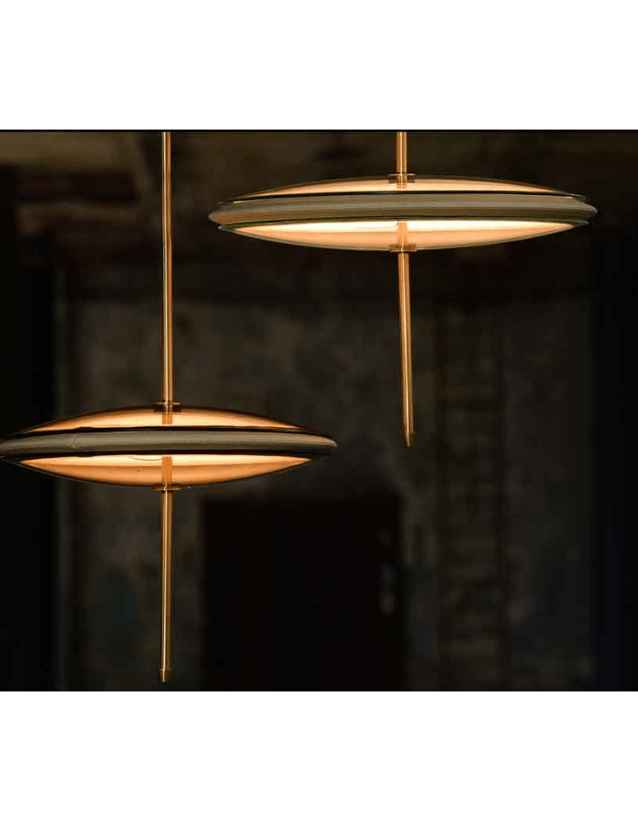 Planet Unknown Pendant Teknik Bilgiler: Switch on cable Custom made strip led with Samsung chip 24V 18W 2700K Driver: Meanwell CV - Constant Voltage 100~240V 1A Taban: Leather Finish Aluminum/Painted Aluminum/Anodized Aluminum Gövde: Alüminyum Cam: Extra