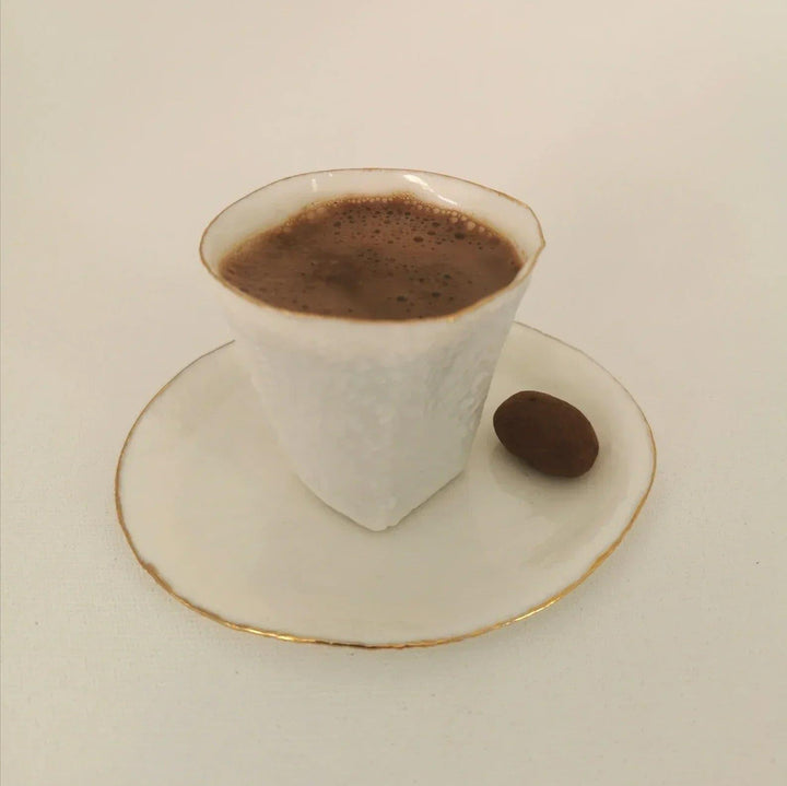 Porselen Dantel Türk Kahvesi Fincanı Porselen dantel türk kahvesi fincanı, 22 ayar altın kullanılarak yapılmıştır. Zarif ve şeffaf görünümü ile kahvenizi içmek çok keyifli olacak. Tamamen el yapımı bir kupa olduğu için, taşınan bir komşu için düşünceli bi