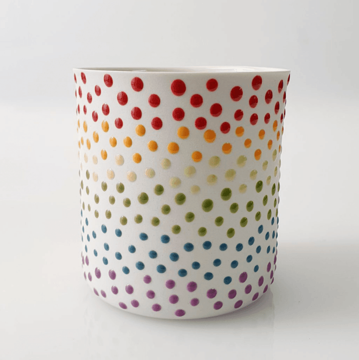 “Rainbow Dots”Maxi El yapımı bardak “Fransız Limoges” porseleninden 1250 derecede pişirilerek üretilmektedir. Kahve içmek, su içmek veya şarap içmek gibi keyifli aktivitelerde kullanılmak için sevgiyle üretildi. Bulaşık makinesinde yıkanabilir. Gıdayla ve