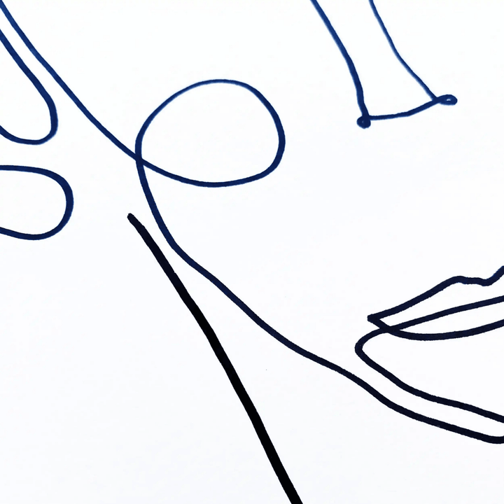 Resim Kağıdı Çizgisel Portre Serisi Tablo – 01 Portre Serisi tek çizgi tekniğinden yola çıkarak kimi zaman renkli kimi zaman siyah beyaz çizilmiş eşsiz resimlerdir. Orijinal, imzalı, çerçevesiz resim. Bu resim el çizimi olduğu için birebir örneği yoktur.