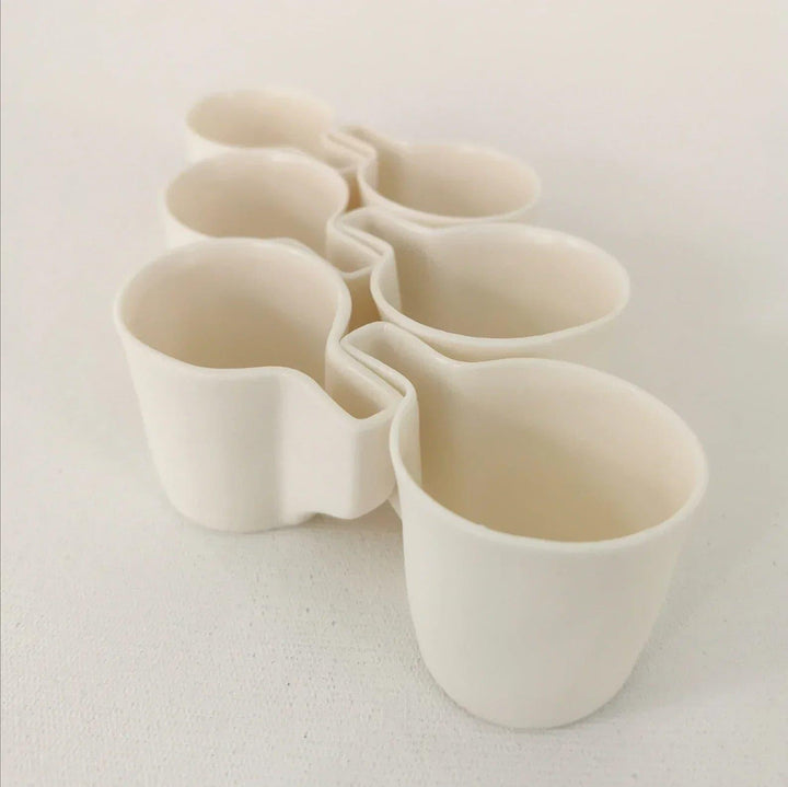 Şeffaf Espresso Kupası Porselen shot espresso fincanı, Minimalist ve şeffaf görünümü ile kahvenizi içmek çok keyifli olacak. Tamamen el yapımı bir kupa olduğundan, komşuya taşınma hediyesi için düşünceli bir hediye olur.Malzeme: Şeffaf PorselenRenk: Beyaz