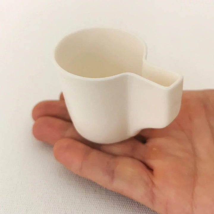 Şeffaf Espresso Kupası Porselen shot espresso fincanı, Minimalist ve şeffaf görünümü ile kahvenizi içmek çok keyifli olacak. Tamamen el yapımı bir kupa olduğundan, komşuya taşınma hediyesi için düşünceli bir hediye olur.Malzeme: Şeffaf PorselenRenk: Beyaz