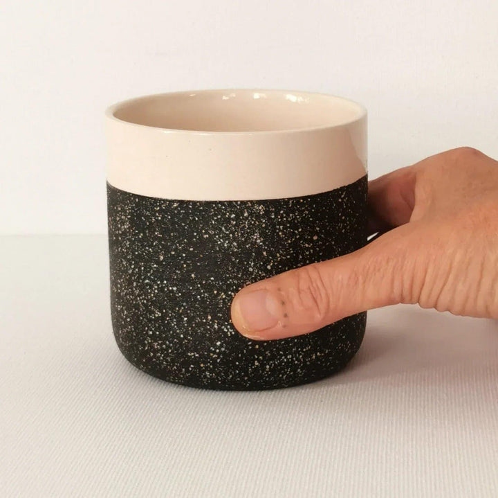 Seramik Büyük Çay Bardağı | Kupa Krem ve siyah renkteki bu estetik kahve kupasının favori kupanız olacağına eminim. Büyük kahve kupası ile kahvenizi veya diğer içeceklerinizi birkaç kez doldurmak için bile yorulmak zorunda kalmayacaksınız. Çömlek el yapım