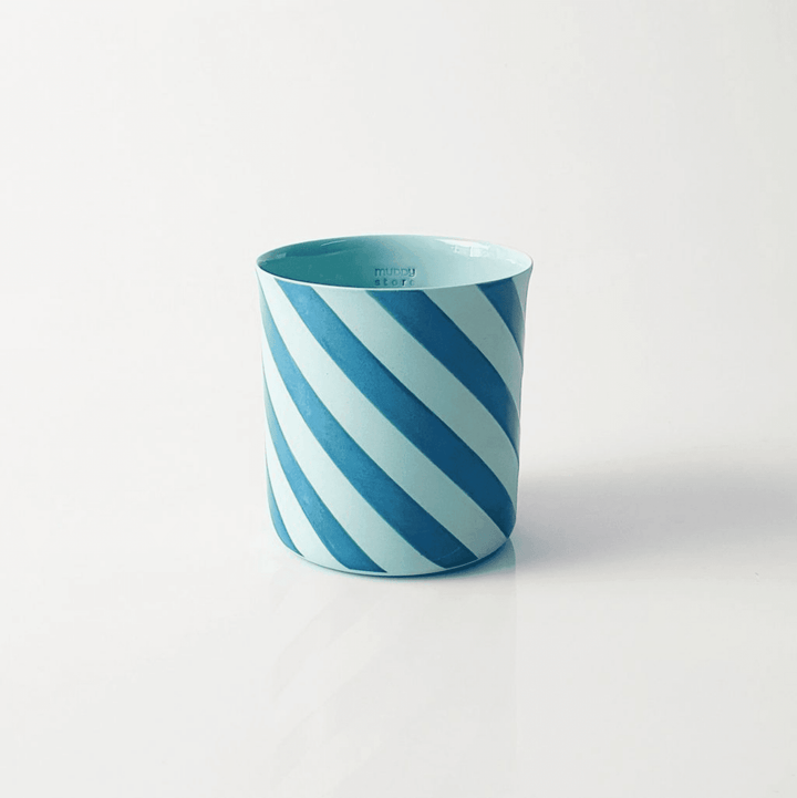 “Spiral”Blue on Blue Maxi El yapımı bardak “Fransız Limoges” porseleninden 1250 derecede pişirilerek üretilmektedir. Kahve içmek, su içmek veya şarap içmek gibi keyifli aktivitelerde kullanılmak için sevgiyle üretildi. Bulaşık makinesinde yıkanabilir. Gıd
