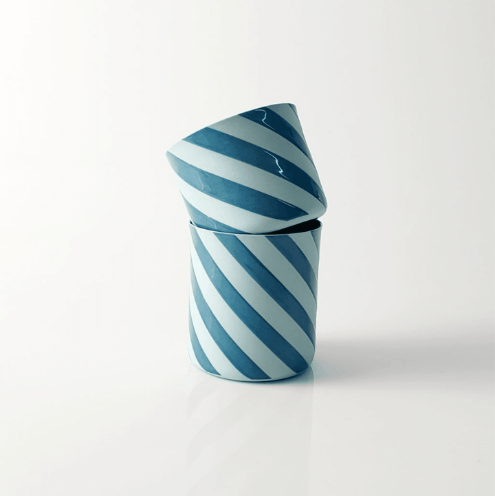 “Spiral”Blue on Blue Maxi El yapımı bardak “Fransız Limoges” porseleninden 1250 derecede pişirilerek üretilmektedir. Kahve içmek, su içmek veya şarap içmek gibi keyifli aktivitelerde kullanılmak için sevgiyle üretildi. Bulaşık makinesinde yıkanabilir. Gıd