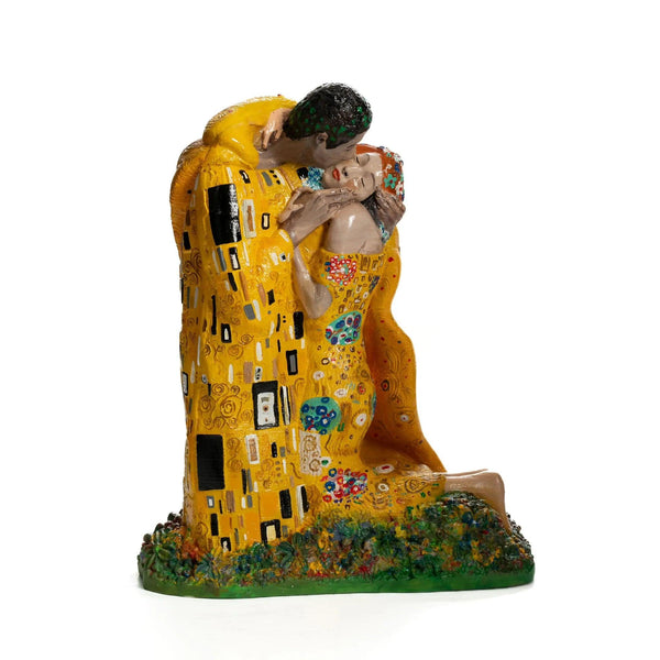 The Kiss Heykeli- Gustav Klimt Gustav Klimt (1862-1918), Avusturyalı ressam ve Viyana Secession hareketinin önemli bir üyesidir. Klimt, Art Nouveau ve Jugendstil tarzlarını benimseyen bir sanatçıdır ve özellikle portreler, peyzajlar ve dekoratif eserleriy