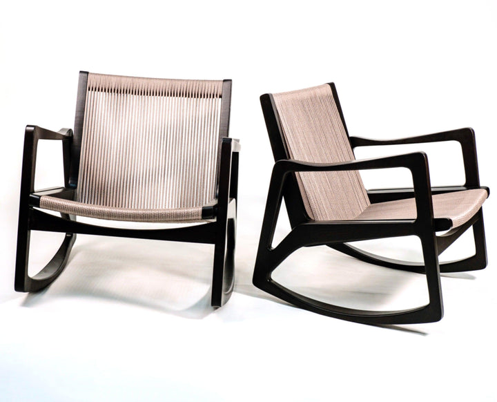 The Rock Sallanan Koltuk Goods İstanbul'un tasarım koltuklarla yaşam alanlarınıza tasarım ve konforu bir arada getiriyor. Malzeme: Kayın ağacı Boyutlar: 71 cm genişlik x 76 cm derinlik ,yükseklik 72 cm, oturum yüksekliği 39 cm Teslimat: 14 gün içerisinde