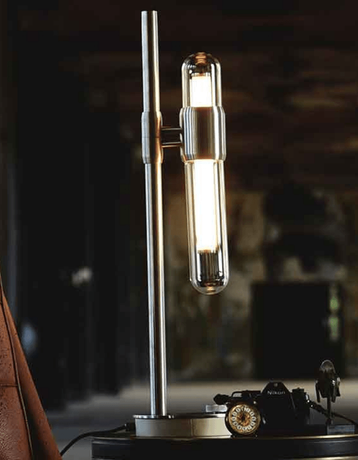 Tube Table Lamp Tube Series: Tasarım Açıklaması: Işık kaynağı, kaçan çıplak ışığı izleyicilerine gösterebilmesi için bir tüpün içine yerleştirilmiştir. İçeride özgürce uçtuğu için hiçbir şey onu engellemiyor. Tube ailesinin ya tek başına ayakta durması ya