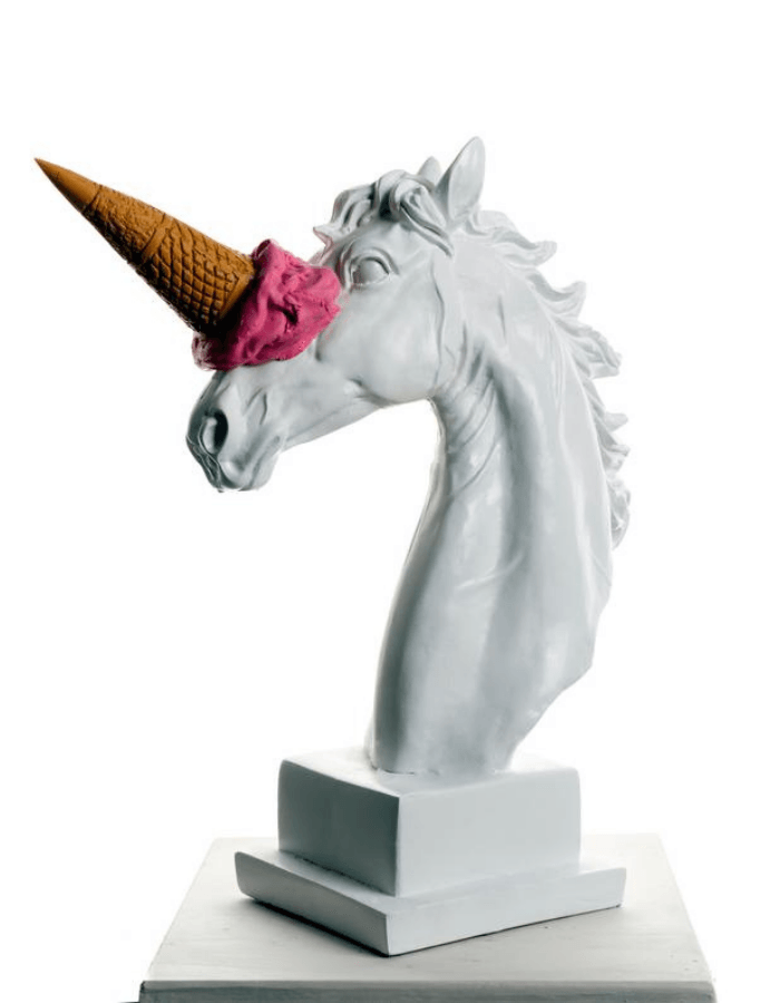 Unicorn Horse Ice Cream Pink Tasarım Hikayesi: Tek boynuzlu at, alnından çıkıntı yapan tek bir büyük, sivri, spiral boynuzlu bir canavar olarak antik çağlardan beri tarif edilen efsanevi bir yaratıktır. Bu parça, ikonik bir dondurmayla antik çağa modernis