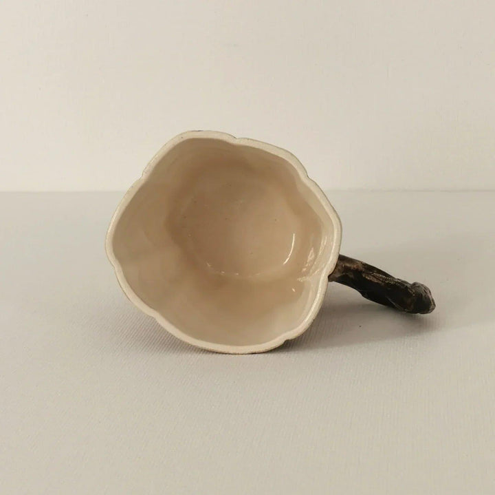 Yaprak Dokulu Fincan Seramik yaprak dokulu kupa ile kahve ve çay içebilirsiniz. Bu el yapımı kupa sevdiklerinize hediye olarak değerlendirebileceğiniz bir alternatif olabilir.Malzeme: Stoneware SeramikRenk: BeyazHacmi: 225 ml (7.6 oz)Ölçüsü: Ağız Çapı: 8