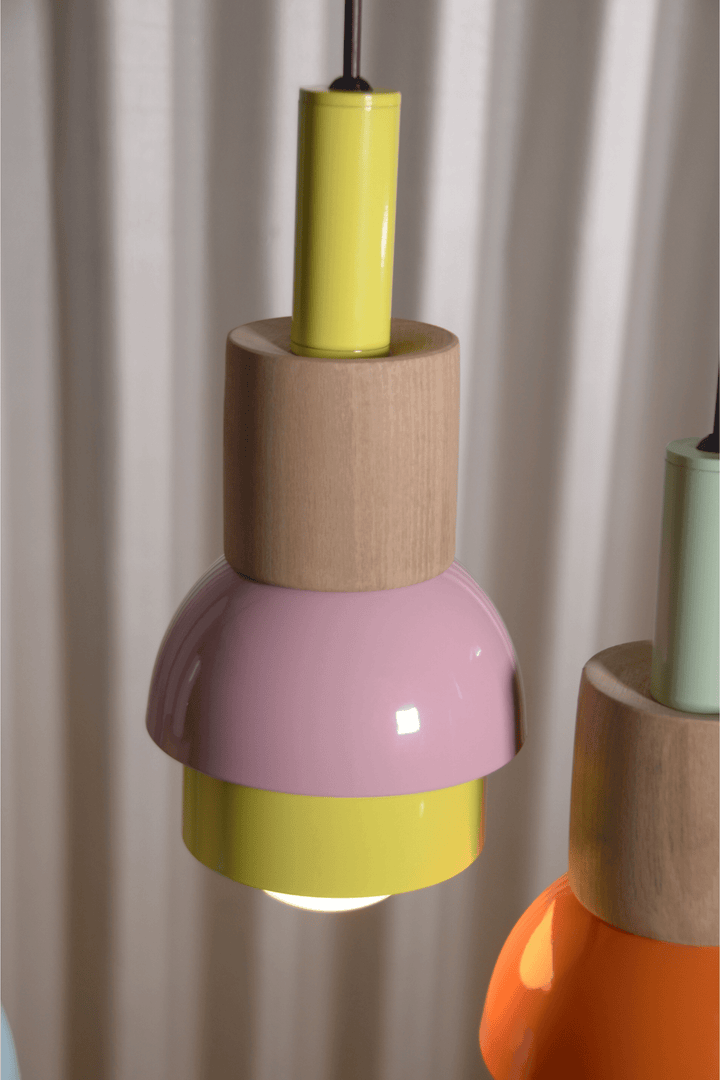 Bloom Üçlü Set Koleksiyon Hikayesi: Yedi farklı renk seçeneği bulunan sarkıt lambamızı tekli ve çoklu kullanıma uygun tasarladık. El yapımı lambamız ile pastel tondaki renklerin ve ahşabın huzur veren görüntüsünü evinizin her köşesine taşıyabilirsiniz. Ta