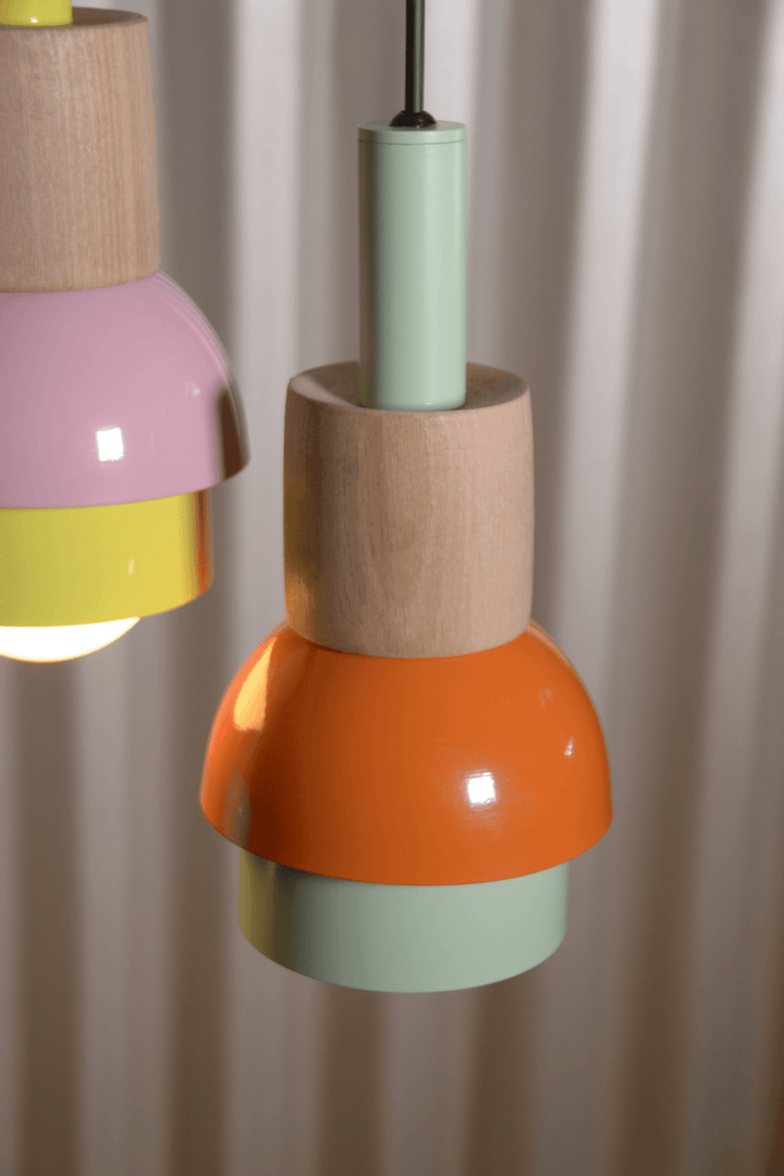 Bloom Üçlü Set Koleksiyon Hikayesi: Yedi farklı renk seçeneği bulunan sarkıt lambamızı tekli ve çoklu kullanıma uygun tasarladık. El yapımı lambamız ile pastel tondaki renklerin ve ahşabın huzur veren görüntüsünü evinizin her köşesine taşıyabilirsiniz. Ta