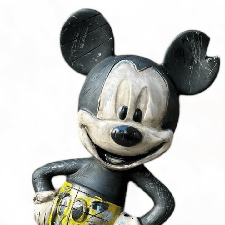 Design Old Mickey Mickey Mouse, Walt Disney tarafından yaratılmış bir çizgi film karakteridir. İlk olarak 1928'de "Steamboat Willie" adlı çizgi filminde görülmüştür ve o zamandan beri birçok Disney yapımında yer almıştır. Mickey, büyük siyah kulakları, be