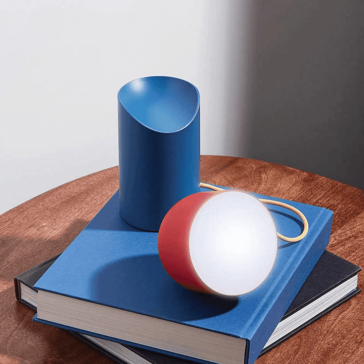 Lexon Orbe Led Aydınlatma Mavi & Kırmızı Açıklama Orbe, benzersiz bir forma sahip, iç veya dış mekanda kullanabileceğiniz taşınabilir LED aydınlatmadır. Ayrılabilir, hareketli manyetik ışık kaynağı gövdeye, şık kablosuyla bağlanmaktadır. Hem eğlenceli hem