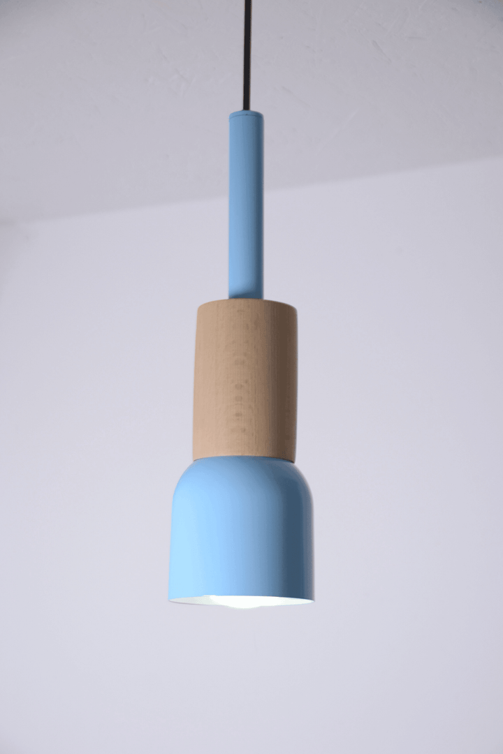Bro Silindir Sarkıt Lamba Koleksiyon Hikayesi: Üç farklı formu bulunan sarkıt lambamızı tekli ve çoklu kullanıma uygun tasarladık. El yapımı lambalarımız ile pastel tondaki renklerin ve ahşabın huzur veren görüntüsünü evinizin her köşesine taşıyabilirsini