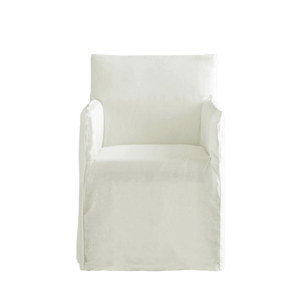 Cape Kolçaklı Sandalye Kolçaklı ve kolçaksız sandalyelerin her ikisi de açıkça tanımlanmış öğelerle sade bir tasarıma sahiptir. Cape sandalyemiz doğal masif ahşap çerçeveye sahiptir. Yine de çıkarılabilir kılıfı, şeklini vurgulayan ve takıp çıkarmayı basi
