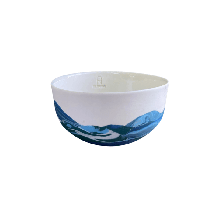 AURA Serisi OCEAN Orta Kase * Ürünler porselen çamurundan üretilmektedir. * %100 el yapımıdır. * Ürünün iç yüzeyi ve dış yüzeyi tamamen parlaktır. * Boyutlar: ağız çapı 9 cm taban çapı 4,5 cm yükseklik 4 cm / 85 ml. * Ürün gıdaya uygundur ve bulaşık makin