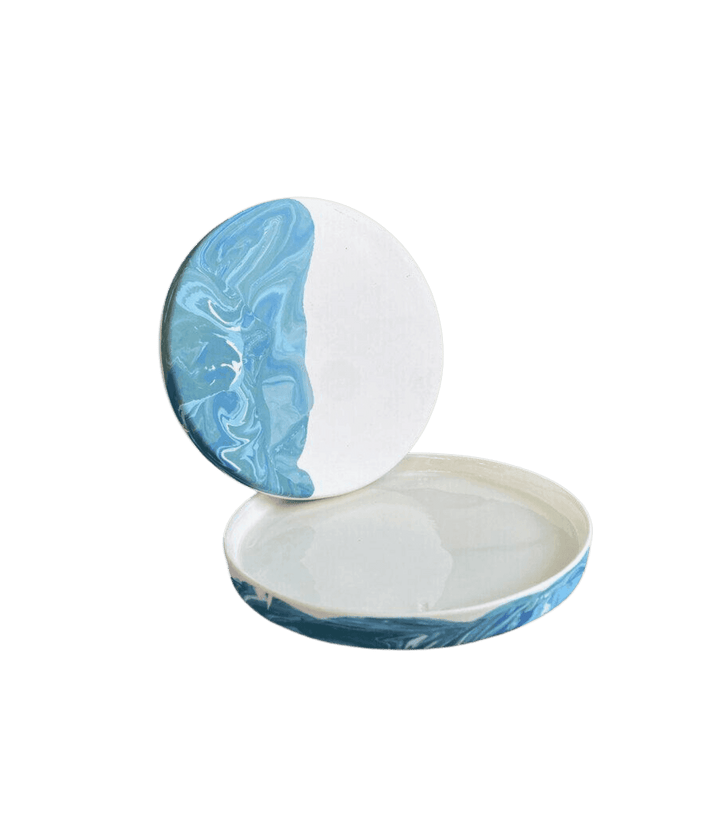 AURA Serisi OCEAN Tatlı Tabağı * Ürünler porselen çamurundan üretilmektedir. * %100 el yapımıdır. * Ürünün iç yüzeyi sırlı, dış yüzeyi ise ipeksi mattır. * Boyutlar: ağız çapı 16.5 cm taban çapı 16 cm yükseklik 1 cm * Ürün gıdaya uygundur ve bulaşık makin