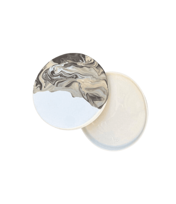 AURA Serisi SOIL Tatlı Tabağı * Ürünler porselen çamurundan üretilmektedir. * %100 el yapımıdır. * Ürünün iç yüzeyi sırlı, dış yüzeyi ise ipeksi mattır. * Boyutlar: ağız çapı 16.5 cm taban çapı 16 cm yükseklik 1 cm * Ürün gıdaya uygundur ve bulaşık makina